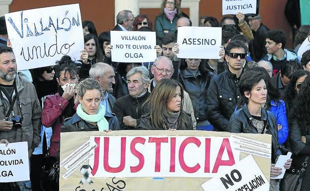 Concentración de los vecinos de Villalón, el 27 de octubre de 2013, en contra de la excarcelación del asesino de Olga Sangrador./G. V.