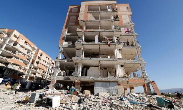 Un edificio afectado por el terremoto. /Atta Kenare (Afp)