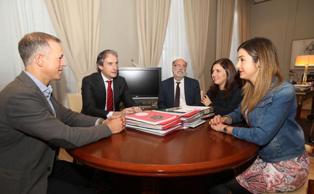Ander Gil, Íñigo de la Serna, Miguel Ángel Adrián, Esther Peña y Aitana Hernando/BC