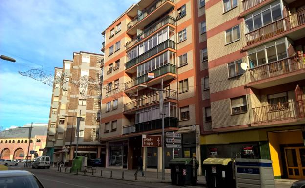 C.alle en la que viven los presuntos agresores y la víctima, en los números 38 y 40./S. G.