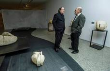 El presidente Herrera ha visitado la nueva exposición de Bañuelos, junto con su autor/EFE/Santi Otero