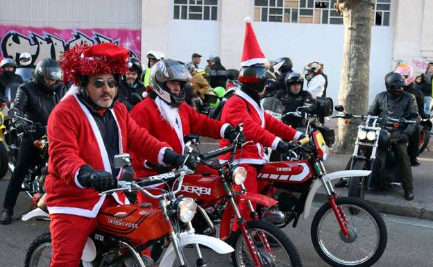 Motos de todo tipo han recorrido buena parte de la ciudad con pilotos muy navideños/IAC