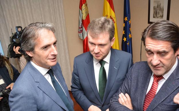 De la Serna (izq) charlando con Javier Lacalle (centro) y Juan Carlos Suárez-Quiñones (drcha)/GIT