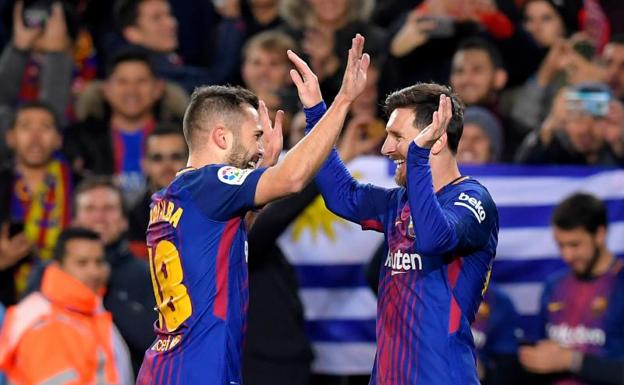 Jordi Alba y Messi celebran uno de los goles del Barça al Celta. /AFP