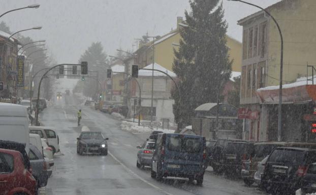 La nieve arrecia este sábado en la travesía de San Rafael, en la provincia de Segovia. /Pedro L. Merino