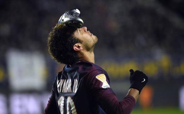 Neymar festeja un gol con la bota en la cabeza. /Afp