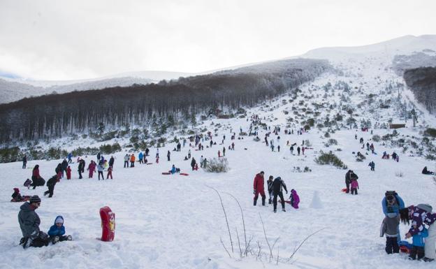 A pesar de estar cerrada, la estación de esquí atrae a cientos de personas cuando hay nieve en la ladera./Ricardo Ordóñez/ICAL