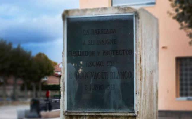 Monolito en memoria a Juan Yagüe en la barriada que hasta ahora llevaba su nombre./JAQ