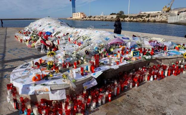 La escultura de la Ballena, en Almería capital, se ha convertido en un altar improvisado en recuerdo a Gabriel ./EFE