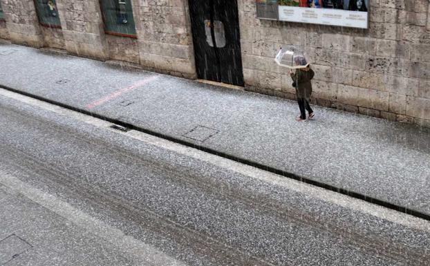 El granizo ha cubierto de blanco las aceras y calzadas/PCR