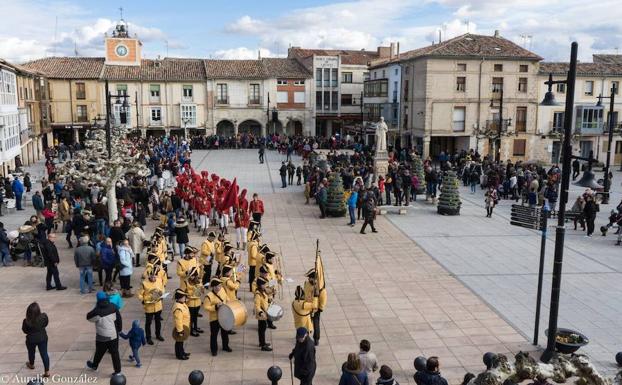 El Rey pasó revista a sus tropas en la Plaza Mayor/Aurelio González/Turismo Villadiego