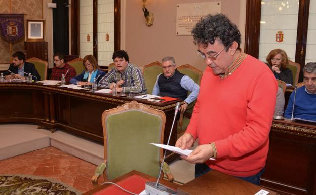 Un miembro del colectivo animalista ha dado lectura a la propuesta./GIT