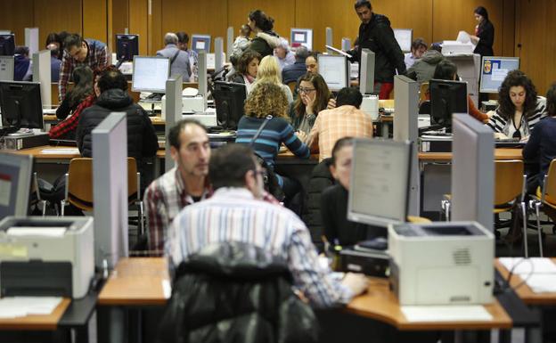 Varios contribuyentes acuden a Hacienda, en 2017, para hacer su declaración./RAFA GUTIÉRREZ