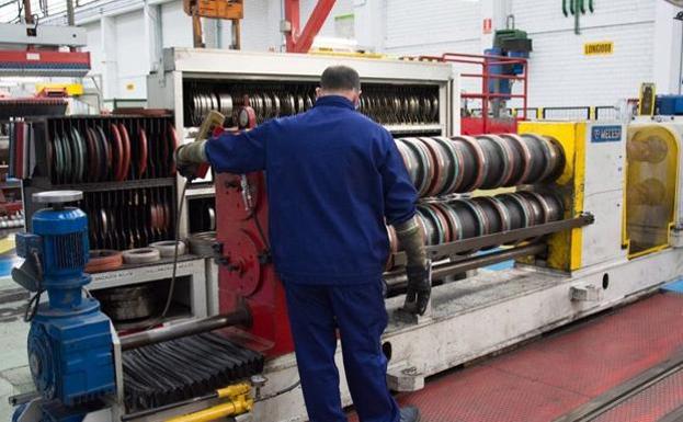 La industria registró un leve incremento del paro./GIT
