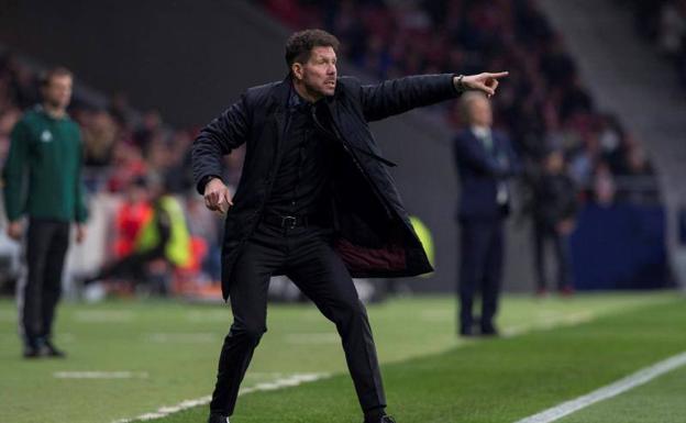 Diego Pablo ordena a sus jugadores ante el Sporting luso./Efe