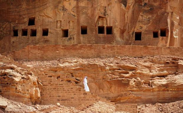 Un hombre camina junto a las tumbas de Khuraiba. /FAYEZ NURELDINE (AFP)
