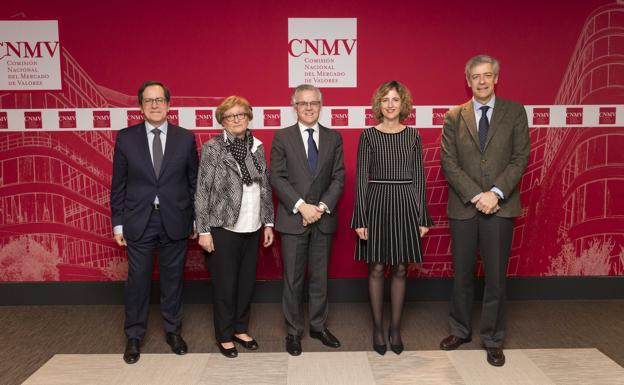 El Presidente de Emisores Españoles, Rafael Piqueras, la Presidenta de Dircom, Montserrat Tarrés, el Presidente y la Vicepresidenta de la CNMV, Sebastián Albella y Ana María Martínez-Pina, respectivamente, y el Presidente de APIE, Íñigo de Barrón./