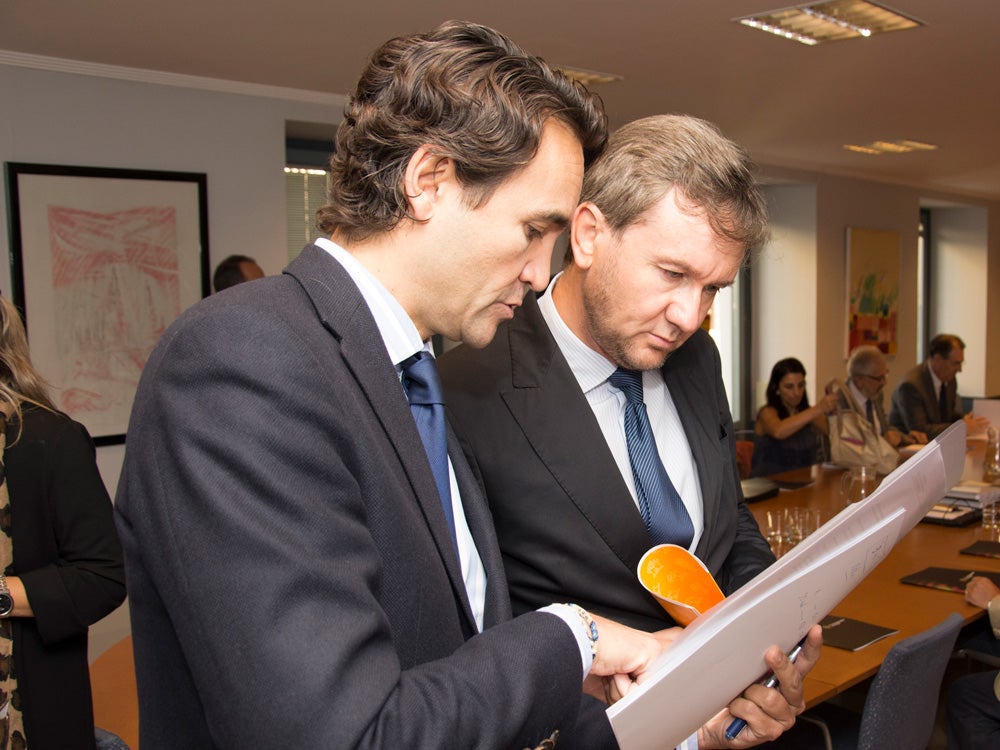 Luis Alfonso Manero, secretario municipal, con el alcalde, Javier Lacalle/GIT