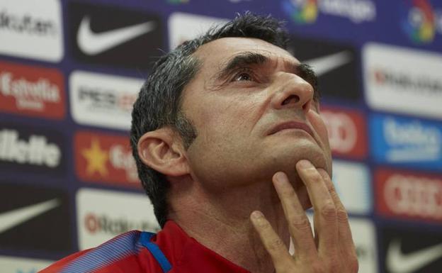 Ernesto Valverde, técnico del Barça, pensativo durante su conferencia de prensa. /Efe