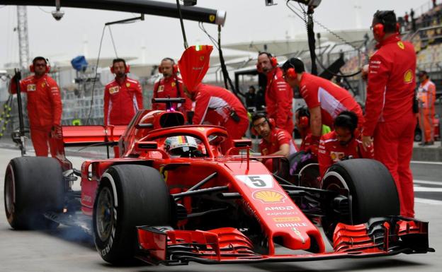 Sebastian Vettel, en los boxes del GP de China. /Efe