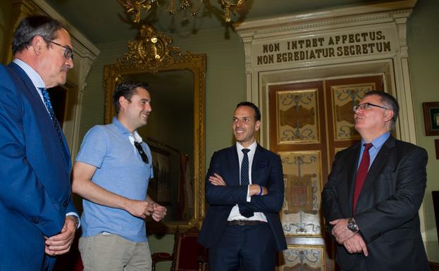 Félix Sancho en su visita institucional junto al ex presidente de la ACB, Francisco Roca/María González