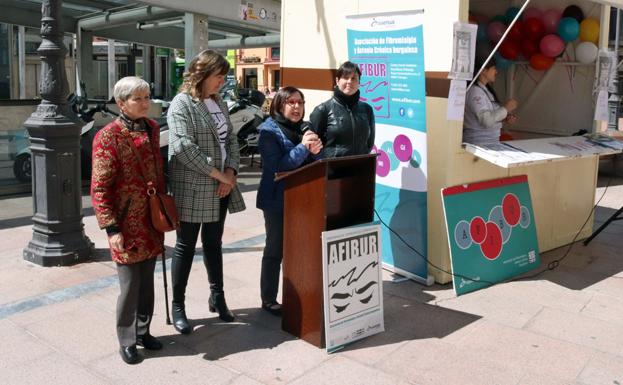 María Ángeles Martínez Martin, decana de la Facultad de Salud, ha leído un manifiesto en la Plaza de Santo Domingo/IAC