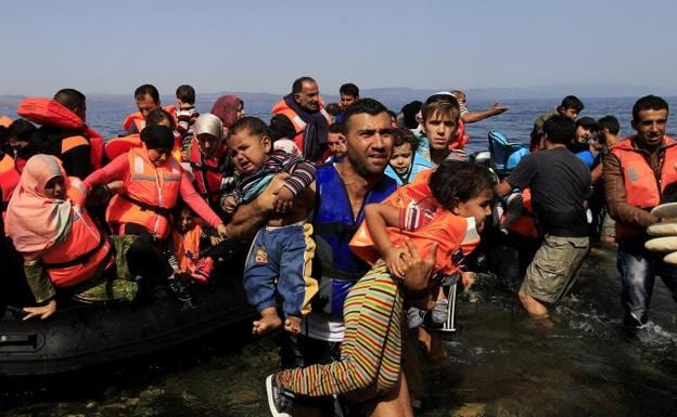 Refugiados sirios llegan a Lesbos prodecentes de Turquía. /EFE/ORESTIS PANAGIOTOU