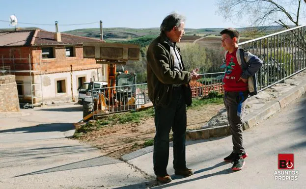 Imagen de archivo de un pueblo soriano donde un vecino mayor charla con uno más joven. Soria es otra de las provincias que, como Burgos, sufre la despoblación. /Concha Ortega / Ical