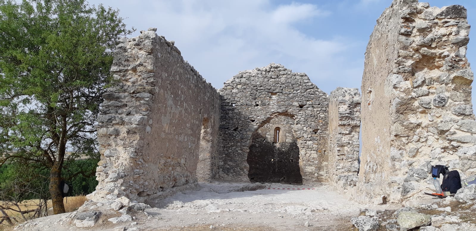 Los restos de la ermita se alzan a apenas unos centenares de metros del pueblo. /BC