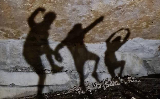 Unos visitantes juegan a hacer sombras en las Canteras de Hontoria.