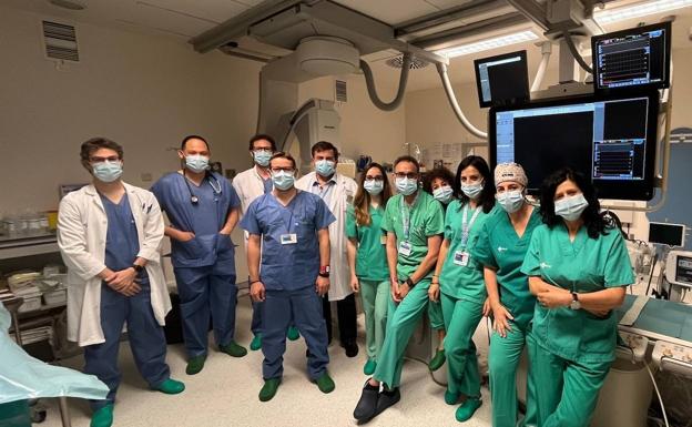 El equipo que realiza las angioplastias en el HUBU. /HUBU