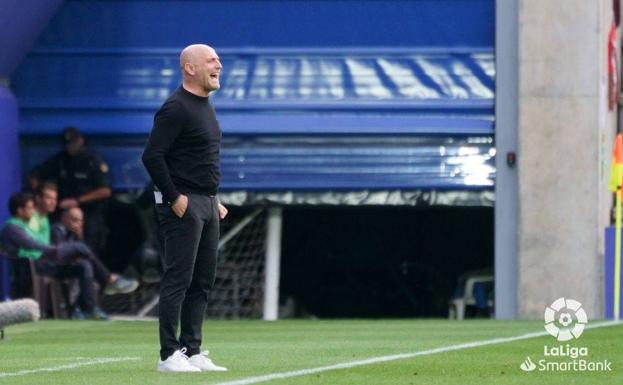 Calero lectures his players during the match against Andorra